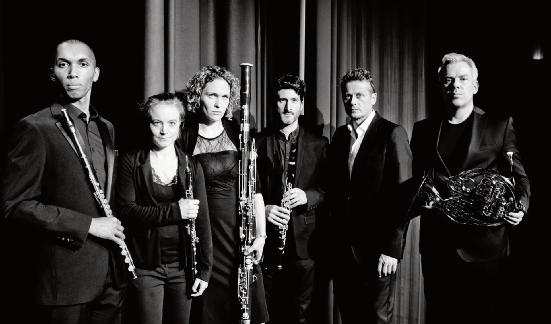 The photo shows the ensemble members with their instruments and Roman Knižka.