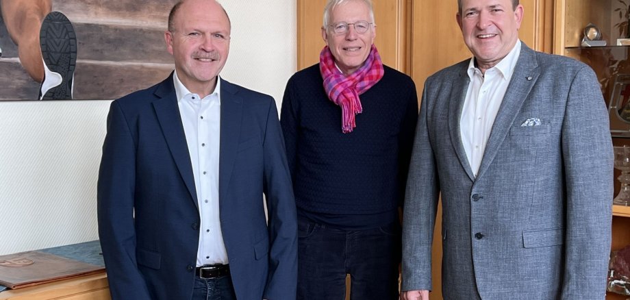 The photo shows Joachim Schulte from QueerNet-RLP e. V. with Lord Mayor Frank Frühauf and Mayor Friedrich Marx in the Lord Mayor's office.