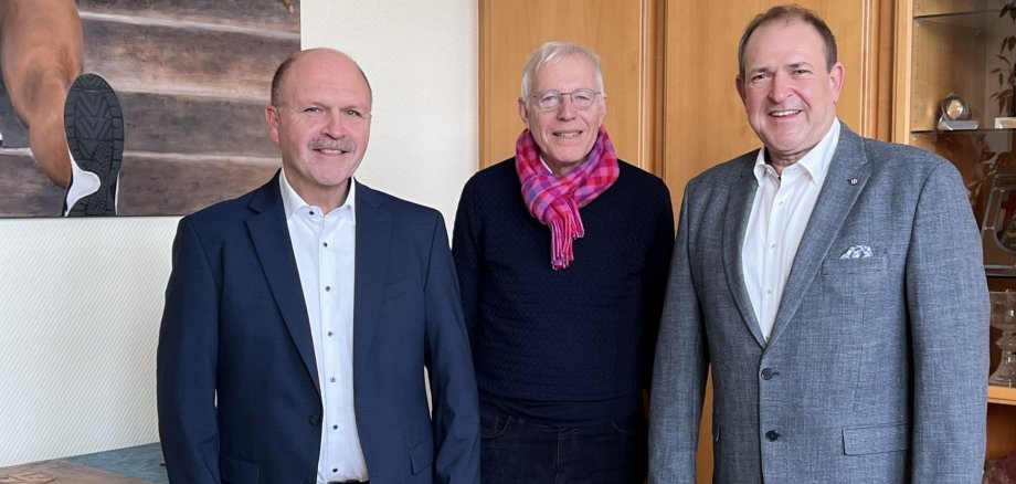 The photo shows Joachim Schulte from QueerNet-RLP e. V. with Lord Mayor Frank Frühauf and Mayor Friedrich Marx in the Lord Mayor's office.