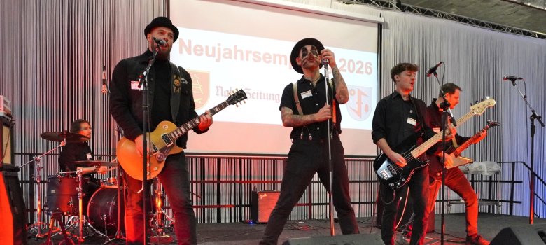 The photo shows the five musicians performing on stage at the Idar-Oberstein exhibition center.