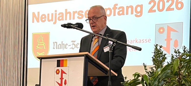 The photo shows the aforementioned person giving the New Year's speech on stage at the Idar-Oberstein trade fair.