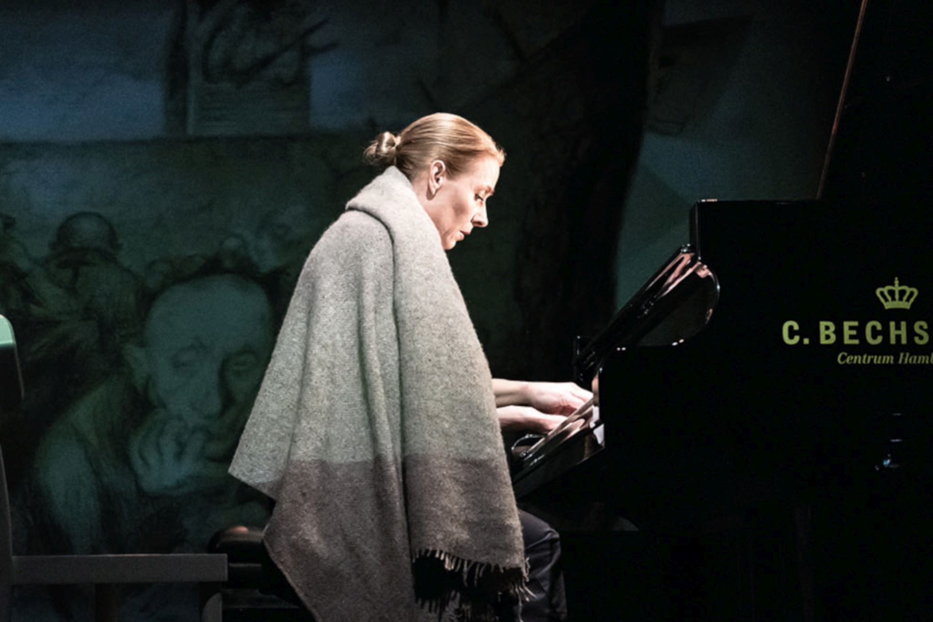 The photo shows the actress at the piano.