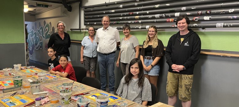Things got creative at the youth center on the market square with Bärbel Busch and Nada Vitz. The photo shows some of the children who participated in the creative activities at JAM.