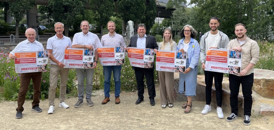 Organizers and sponsors are looking forward to a jam-packed weekend of events. The photo shows people standing side by side at Helmut-Kohl-Europaplatz, holding event posters in their hands.