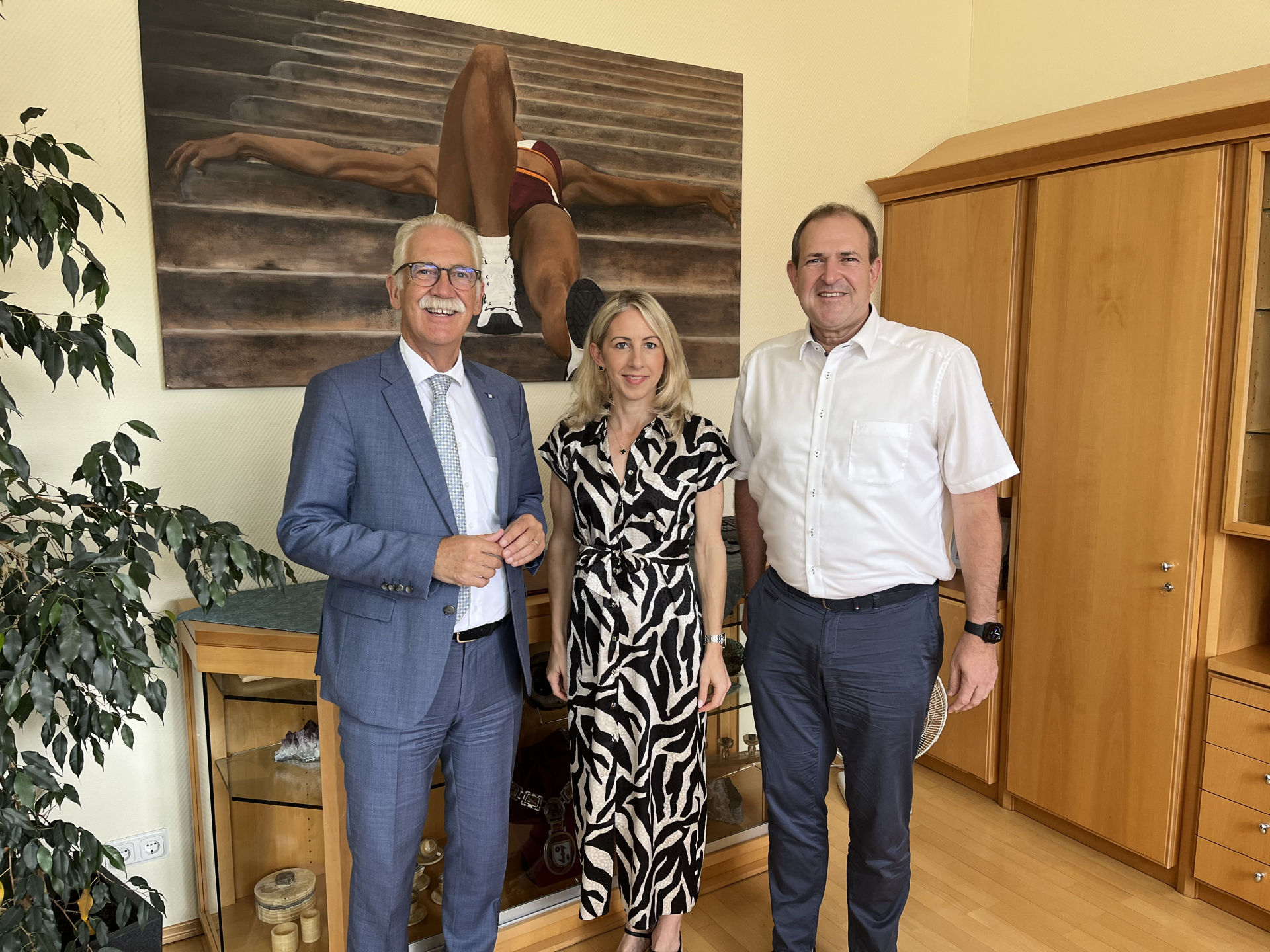 Leaders of the Chamber of Industry and Commerce visited Mayor Frank Frühauf for a meeting; they are pictured together in his office.