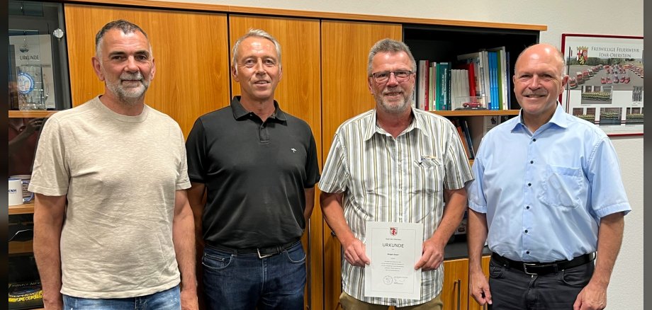 For about 38 years, Jürgen Sauer (third from the left) worked for Stadtwerke Idar-Oberstein, including about 28 years alongside Christoph Hahn (second from the left). The photo shows the people mentioned in Mayor Marx's office. Jürgen Sauer is holding the certificate of appreciation.