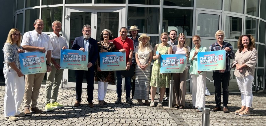 The photo shows the participants at the press conference for THEATERSOMMER. 