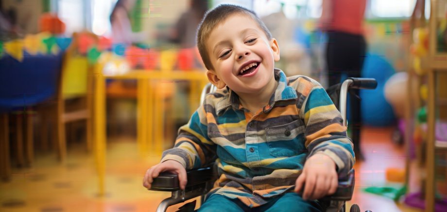 The daycare center management conference dealt with the topic of inclusion. The photo shows a smiling child sitting in a wheelchair.