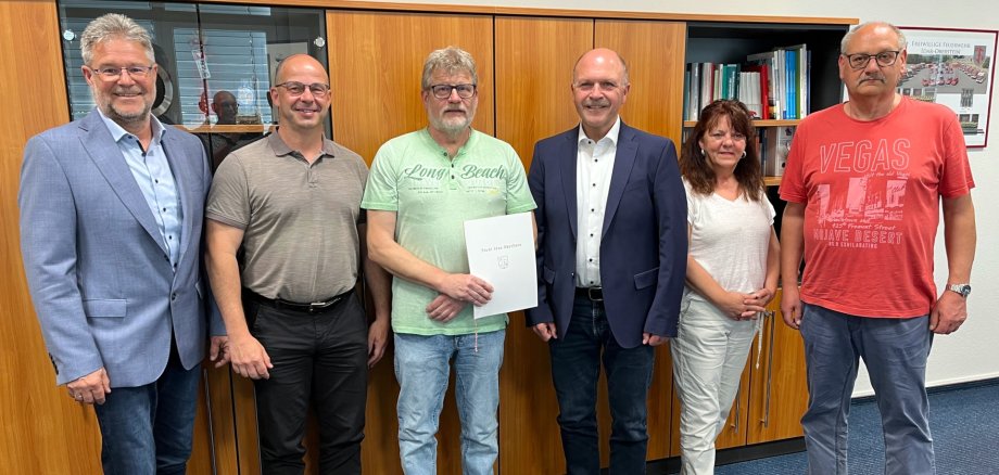 After many years of service at the municipal public works department, Rüdiger Mais (third from the left) retired. The photo shows the people mentioned in the office of Mayor Friedrich Marx.
