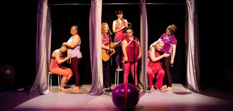 The inclusive play “Bauchgefühl” is a humorous stage show. The photo shows a scene from the play.