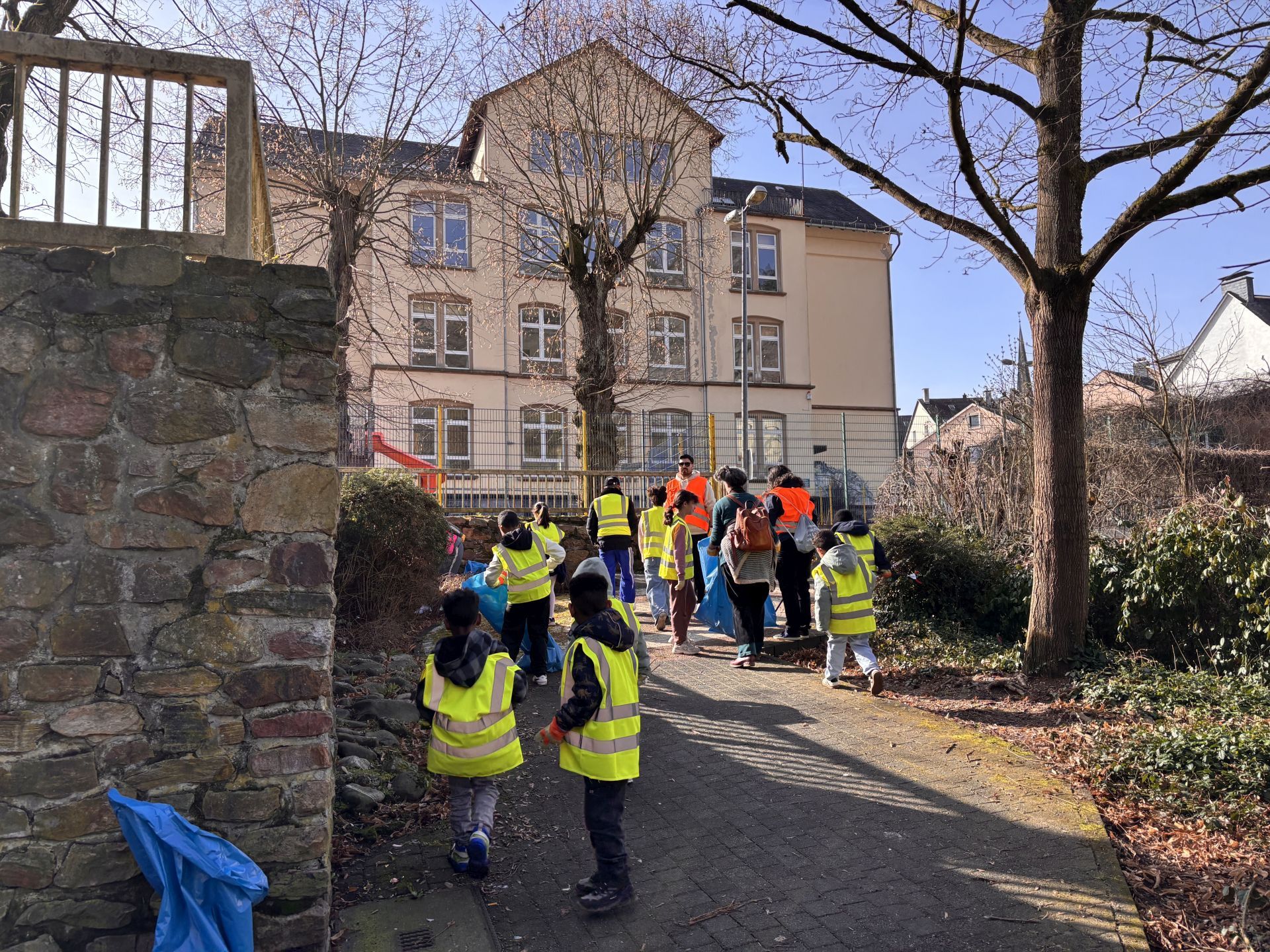 The photo shows many helpers at the clean-up day in the Wasenstrasse district, wearing high-visibility vests to ensure cleanliness.