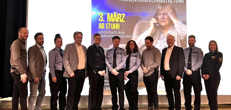 Mayor Friedrich Marx with the members of the Idar-Oberstein police and criminal investigation department, who were available to answer citizens' questions at the "shock calls" prevention event.