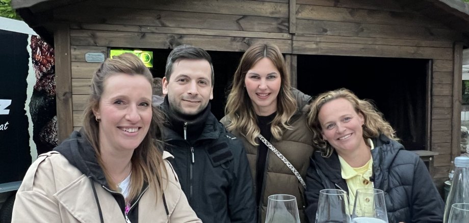 The organizers of the first After Work Event 2026 Caroline Pehlke and Sarah Wagner from the city's business development department (left and right) and Tobias Prietzel and Christina Biehl from WfG Birkenfeld (centre) were very pleased with how the event went. The photo shows the satisfied organizers at the bar table at the after-word event.