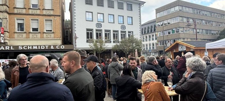 The atmosphere at this year's first after-work event was excellent. The photo shows lots of people on Schleiferplatz having fun at the event.