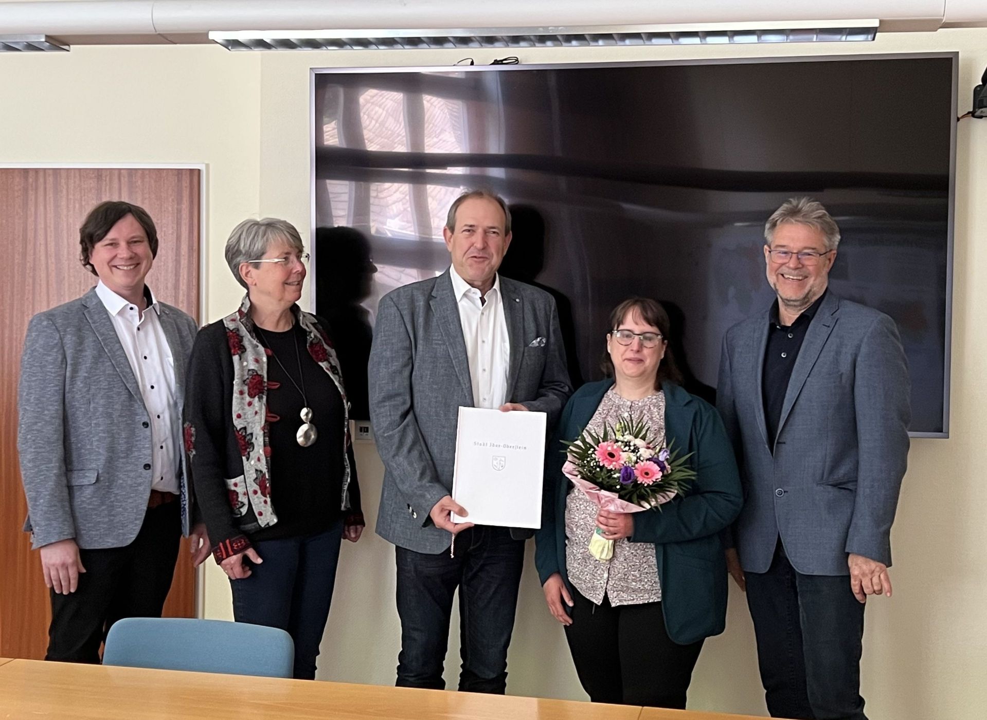 The photo shows the jubilarian with Lord Mayor Frank Frühauf and representatives of the staff representatives and colleagues.