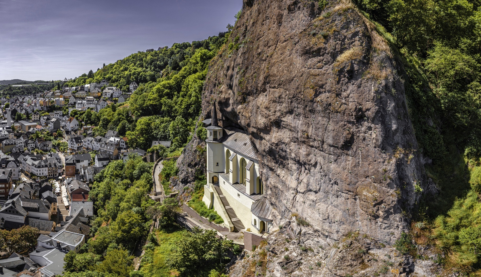 The photo shows a view of the Felsenkirche from Götzplatz.