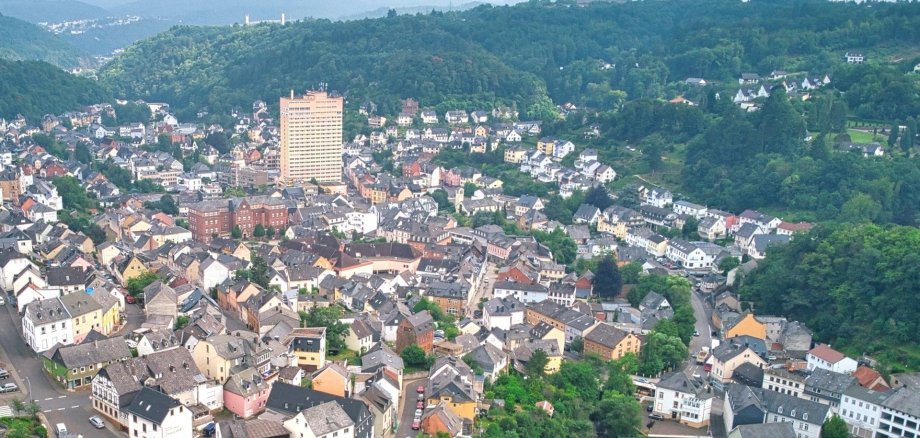 The photo shows a view of the Idar district.
