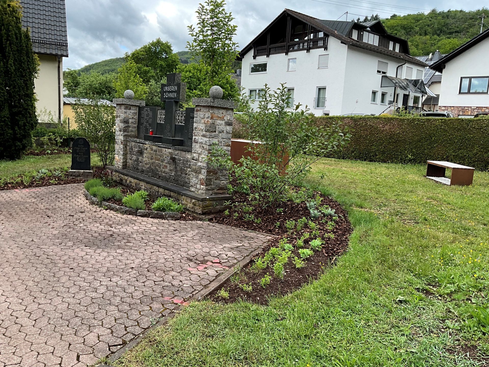 The photo shows the newly built rest park at the Georg-Weierbach cemetery.