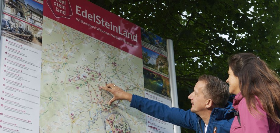 Representative photo: EdelSteinLand The photo shows two people standing in front of a map of the region.