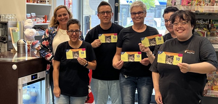 The team at Café Ella’s is pleased to be an accepted location for the Idar-Oberstein gift certificate. The photo shows the team from Café Ella's holding symbolic gift certificates.