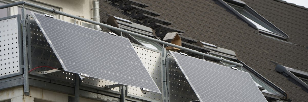 La photo montre deux systèmes photovoltaïques de balcon installés sur un balcon.