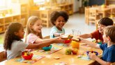 La photo montre un groupe d'enfants de la crèche prenant leur petit-déjeuner ensemble.