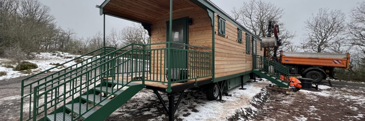 La photo montre la caravane de chantier pour la Waldkita, installée dans la forêt de Dietzenwald à Idar et spécialement transformée à cet effet.