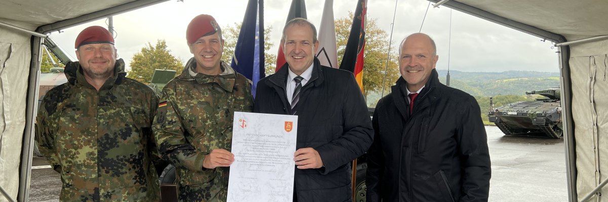 Le colonel Olaf Tuneke et le maire Frank Frühauf, accompagnés de leurs adjoints, signant le certificat de parrainage du 35e anniversaire. Les acteurs du parrainage après la signature d'un certificat