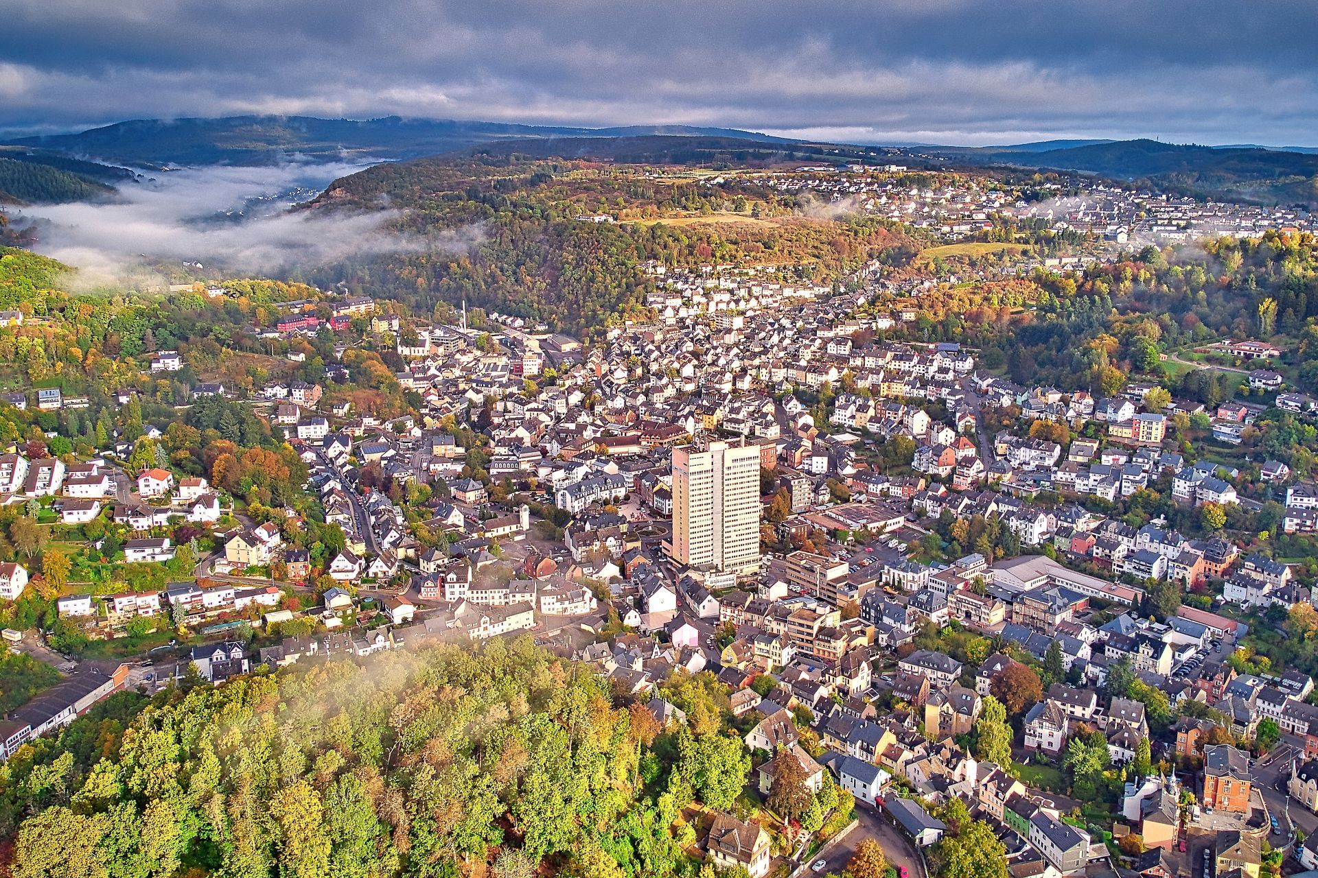 La photo montre une vue aérienne du quartier d'Idar. Au centre de la photo, on peut voir le gratte-ciel peint en jaune de la bourse aux diamants et aux pierres précieuses.