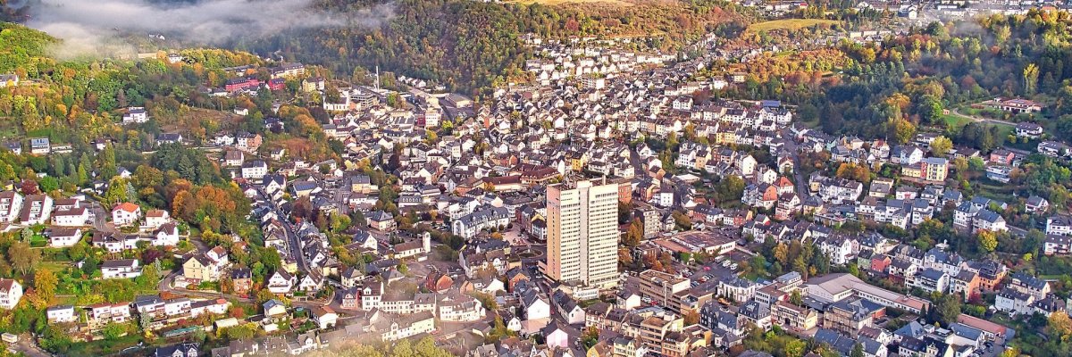 Quartier d'Idar avec bourse aux diamants et pierres précieuses La photo montre une vue aérienne du quartier d'Idar. Au centre de la photo, on peut voir le gratte-ciel peint en jaune de la bourse aux diamants et aux pierres précieuses.