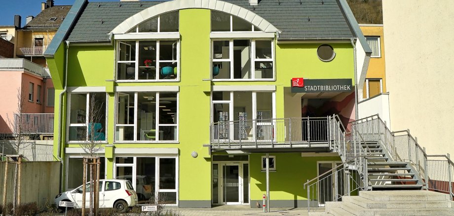 La photo montre l'extérieur de la bibliothèque municipale d'Idar-Oberstein depuis l'Austraße.