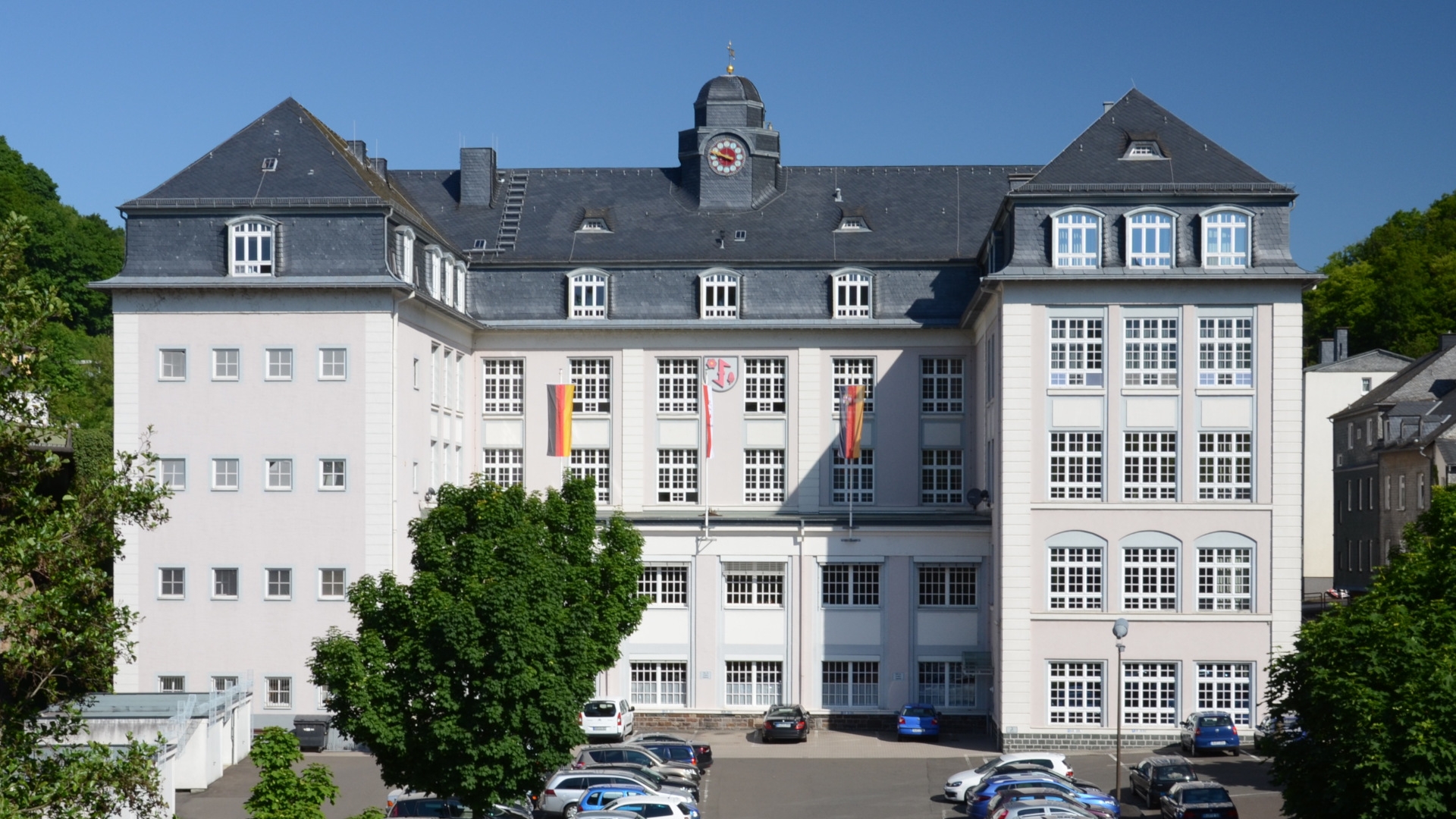 La photo montre l'arrière de la mairie d'Idar-Oberstein.