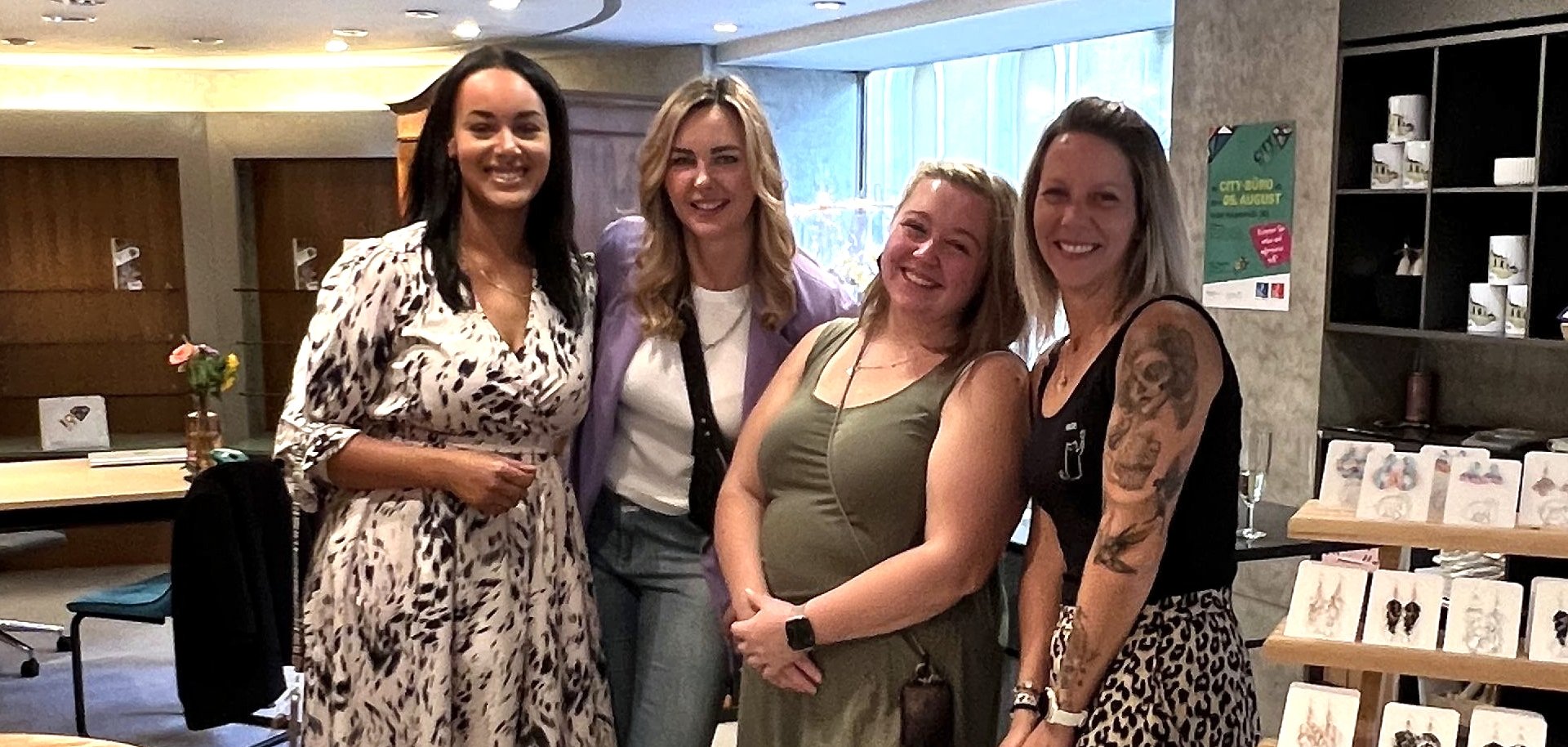 La photo montre les personnes mentionnées dans le nouveau pop-up store.