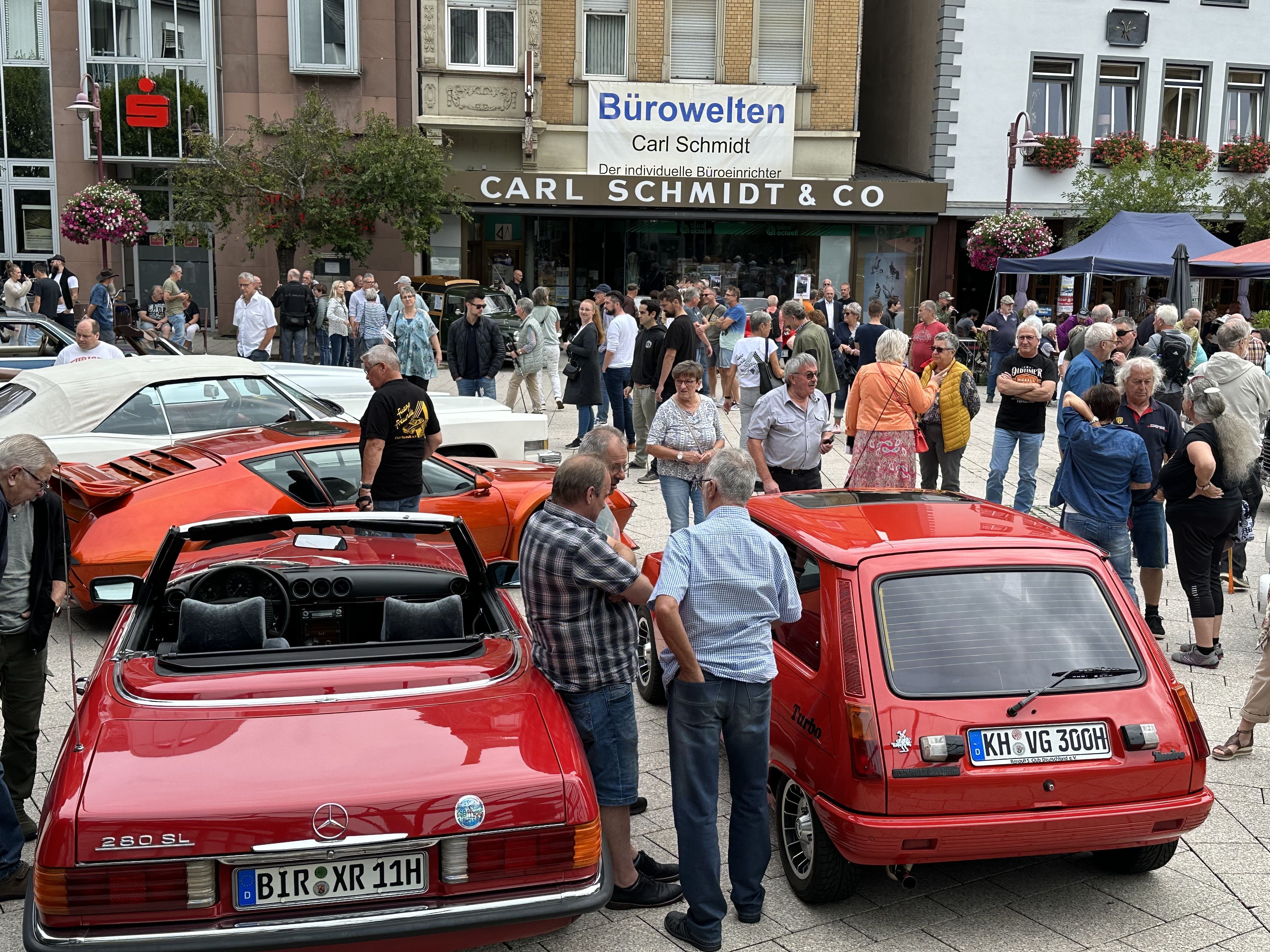 Des voitures anciennes exceptionnelles étaient exposées sur la Schleiferplatz d'Idar (photo : municipalité)