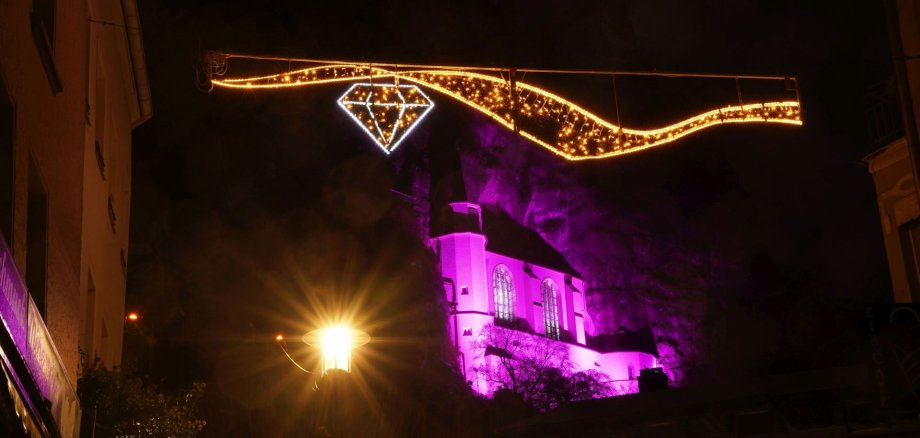 L'église du Rocher illuminée en couleur