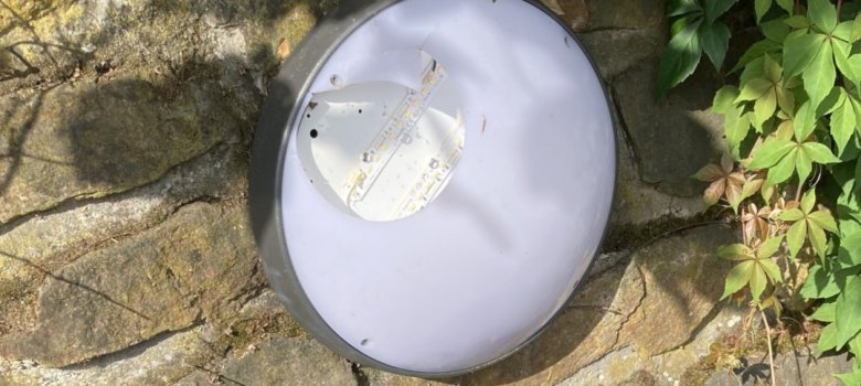 La photo montre un luminaire endommagé.