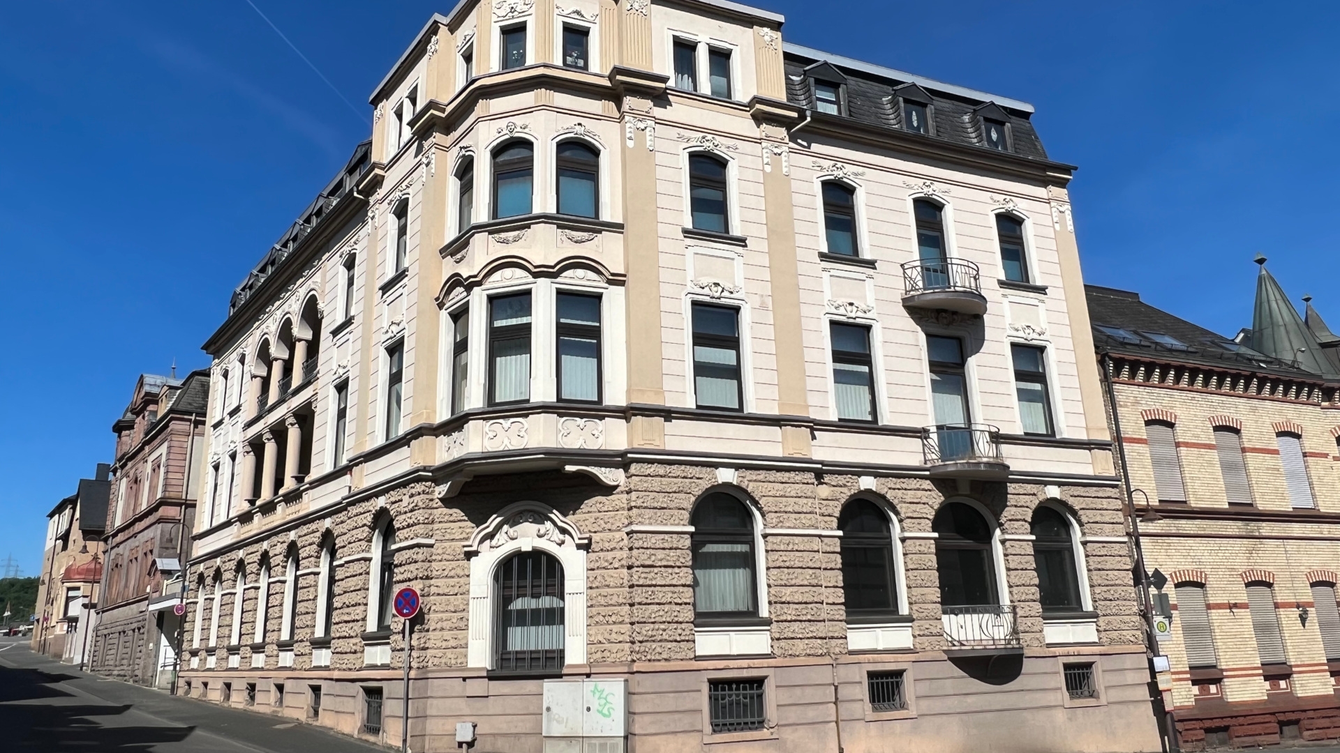 La photo montre la façade du bâtiment Bahnhofstraße 1, qui abrite actuellement les archives municipales.
