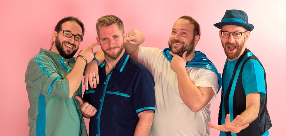 La photo montre les quatre musiciens du groupe Pelemele sur un fond coloré.