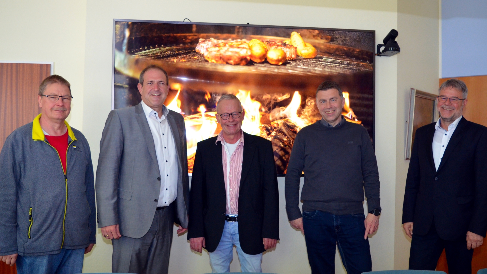 La photo montre de gauche à droite le représentant du comité du personnel Volker Poes, le maire Frank Frühauf, le jubilaire Dietmar Brunk, le chef du service de la construction Stefan Tatsch et LBB Wolfgang Petry.