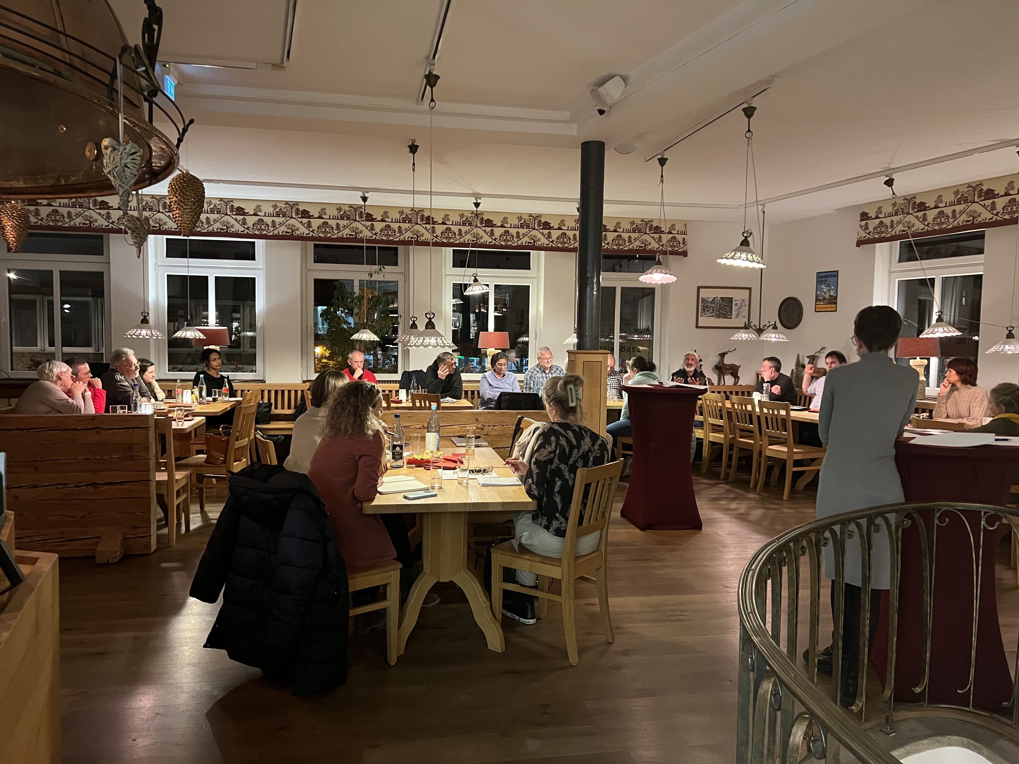 Les gens parlent d'idées pour le centre-ville