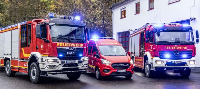 La photo montre les véhicules susmentionnés stationnés côte à côte devant la caserne de pompiers 1. - Link öffnet seitenüberlagerndes Dialog-Fenster
