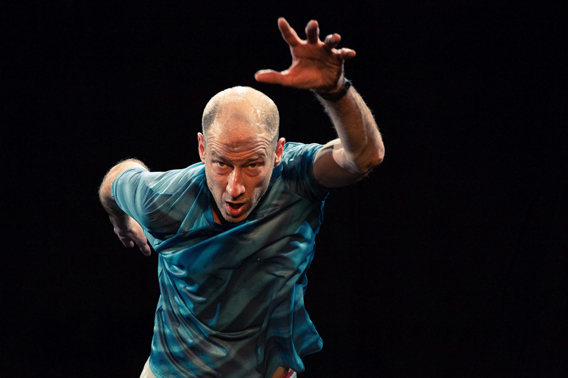 La photo montre un gros plan de Sebastian Weber en train de danser.