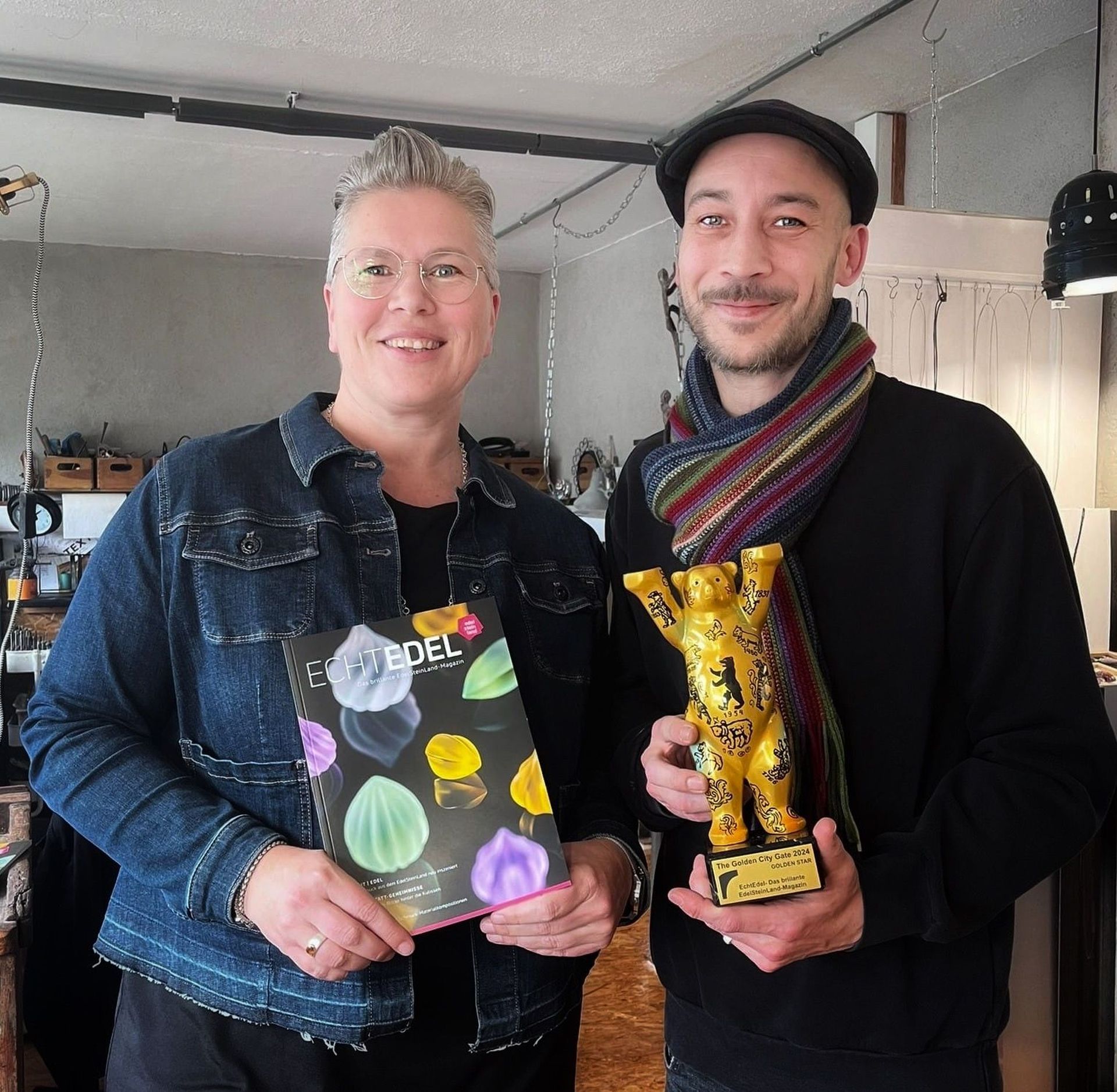 La photo montre Karina Wagner et le photographe René Nolte avec le Golden Star