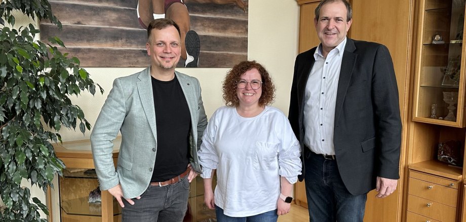 La photo montre le directeur général Silvio Lorek et la directrice des soins Tanja Horbach de SAPV-Care GmbH avec le maire Frank Frühauf dans son bureau lors d'un entretien.