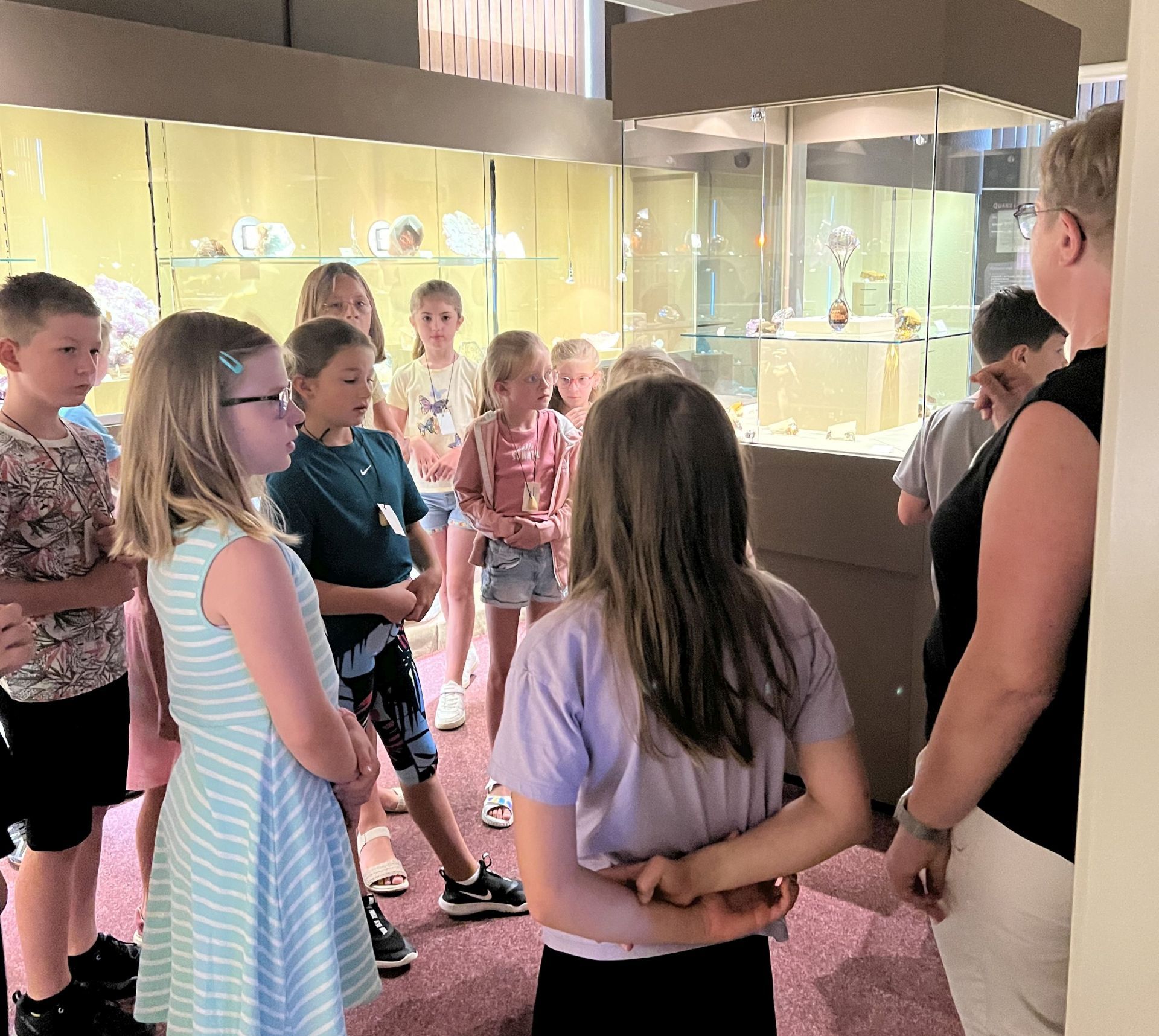 Lors du rallye adapté à leur âge à travers le musée allemand des pierres précieuses, les enfants ont été plongés dans le monde fascinant des pierres précieuses.
