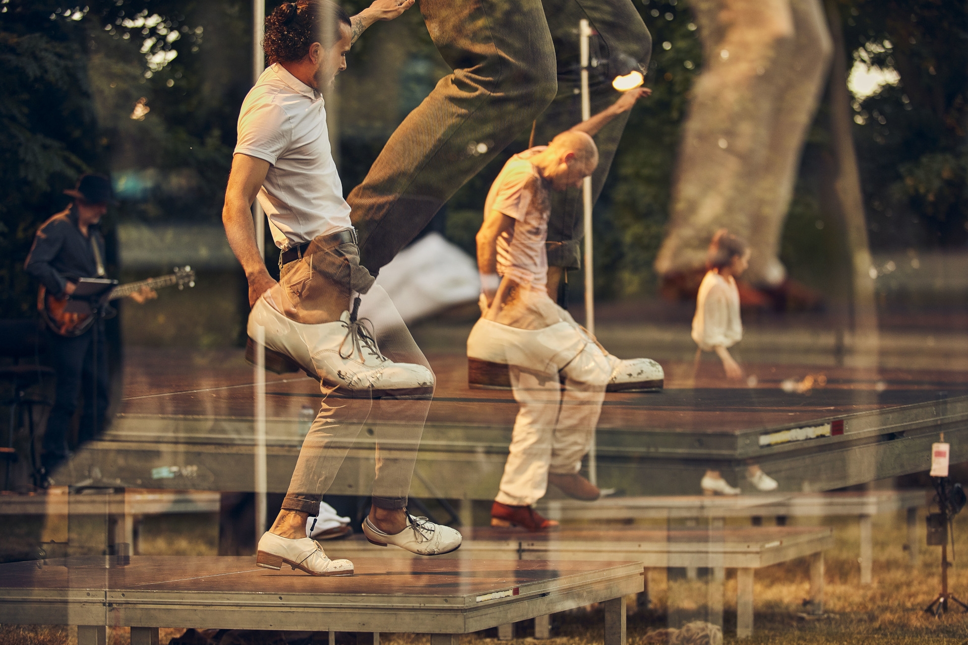 La photo montre deux danseurs pendant la performance.