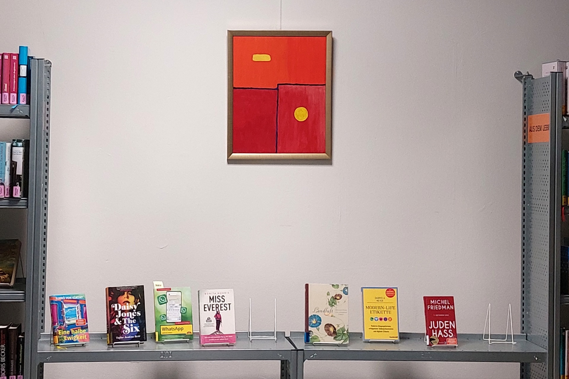 La photo montre l'un des tableaux.