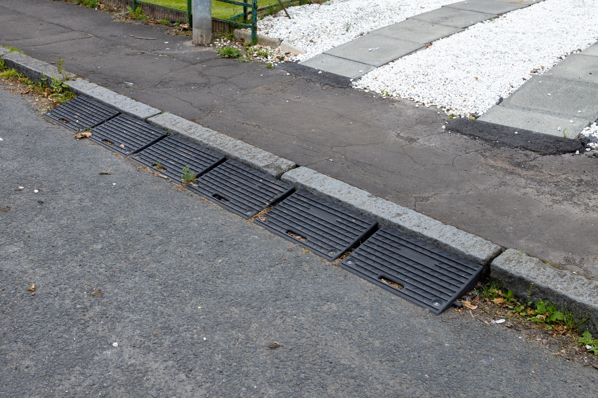 La photo montre une rampe de trottoir.