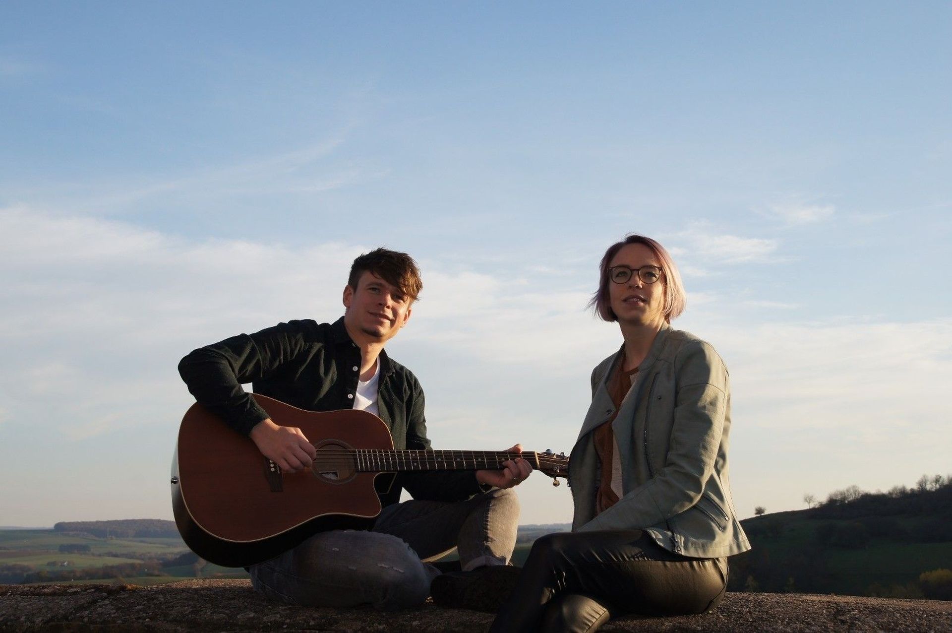 La photo montre le duo LL-Acoustics.