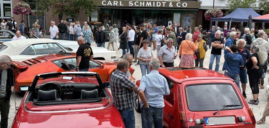 La photo montre des voitures anciennes et de nombreux visiteurs intéressés sur la place Schleifer l'année dernière.